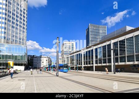 Frankfurt am Main, Deutschland - Juni 2020: Straßenbahnhaltestelle am Willy Brandt Platz im modernen Geschäftsviertel von Frankfurt Stockfoto