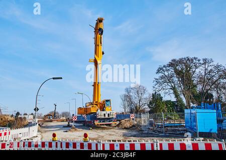 Berlin, Deutschland - 19. Januar 2019: Blick auf einen schweren Baukran auf einer Baustelle in Berlin. Stockfoto