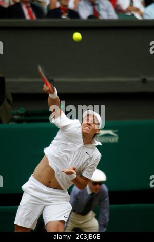 Tomas Berdych in Aktion gegen Rafael Nadal während der Männer-Einzel-Finale 2010 in Wimbledon. Nadal hat das Spiel gewonnen. Stockfoto