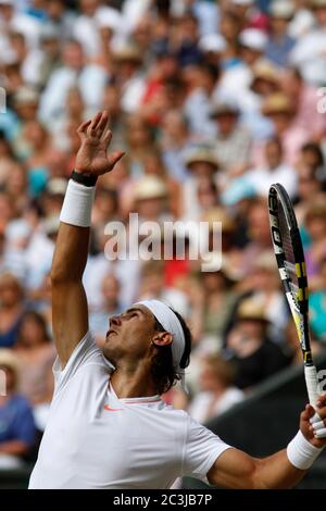 Rafael Nadal serviert auf seinem Weg zum Sieg der Männer-Finale in Wimbledon gegen Tomas Berdych in 2010. Stockfoto