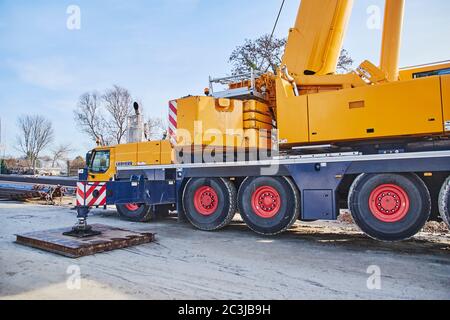 Berlin, Deutschland - 19. Januar 2019: Details eines schweren Baukran auf einer Baustelle in Berlin, Deutschland. Stockfoto