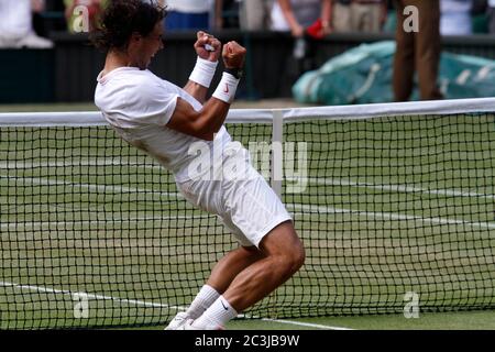 Rafael Nadal feiert nach dem Sieg gegen Tomas Berdych, um das 2010 Männer-Einzel-Finale in Wimbledon zu gewinnen. Stockfoto