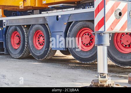 Berlin, Deutschland - 19. Januar 2019: Details eines schweren Baukran auf einer Baustelle in Berlin, Deutschland. Stockfoto