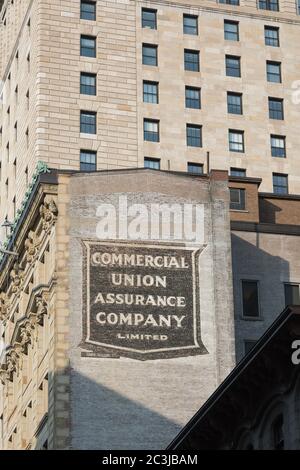 Montreal Kanada - 14. September 2017: Detail der Tour de la Banque Royale (Royal Bank Tower), zeigt die Retro-Anzeige für die Commercial Union Assu Stockfoto