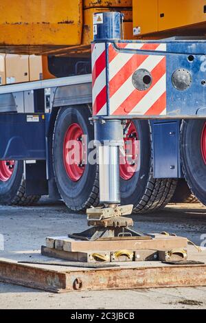 Berlin, Deutschland - 19. Januar 2019: Details eines schweren Baukran auf einer Baustelle in Berlin, Deutschland. Stockfoto