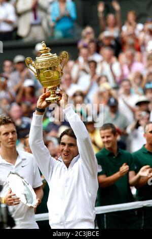 Rafael Nadal mit Trophäe nach dem Sieg gegen Tomas Berdych, um das Männer-Einzel-Finale in Wimbledon im Jahr 2010 zu gewinnen. Stockfoto