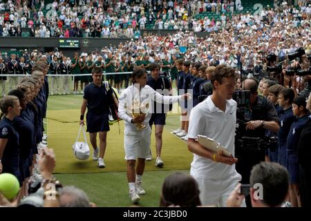 Rafael Nadal verlässt das Spielfeld mit seiner Trophäe, nachdem er Tomas Berdych besiegt hat, um das Finale der Männer im Einzel 2010 in Wimbledon zu gewinnen. Stockfoto