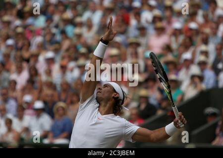 Rafael Nadal serviert auf seinem Weg zum Sieg der Männer-Finale in Wimbledon gegen Tomas Berdych in 2010. Stockfoto