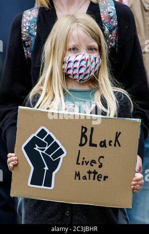 Chippenham, Wiltshire, Großbritannien. Juni 2020. Ein junges Mädchen hält bei einem BLM-Protest auf dem Marktplatz der Stadt ein schwarzes Plakat mit Leben hoch. Die Kundgebung wurde organisiert, damit die Menschen vor Ort auf Rassismus in Großbritannien aufmerksam machen und Solidarität mit anderen BLM-Protesten zeigen, die nach dem Tod von George Floyd, der am 25. Mai in Minneapolis in Polizeigewahrsam starb, auf der ganzen Welt stattfanden. Quelle: Lynchpics/Alamy Live News Stockfoto