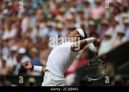 Rafael Nadal serviert auf seinem Weg zum Sieg der Männer-Finale in Wimbledon gegen Tomas Berdych in 2010. Stockfoto