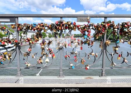 Brückengeländer voller Liebe Vorhängeschlösser an der Brücke namens 'Eiserner Steg' in Frankfurt-Stadt in Deutschland Stockfoto