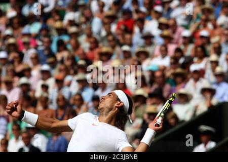 Rafael Nadal serviert auf seinem Weg zum Sieg der Männer-Finale in Wimbledon gegen Tomas Berdych in 2010. Stockfoto