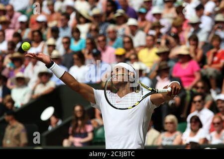 Rafael Nadal serviert auf seinem Weg zum Sieg der Männer-Finale in Wimbledon gegen Tomas Berdych in 2010. Stockfoto