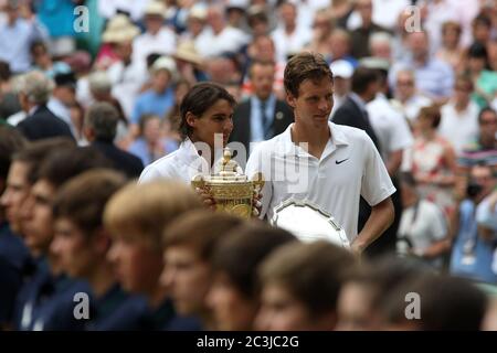 Rafael Nadal mit seiner Trophäe, nachdem er Tomas Berdych, der den zweiten Platz hält, besiegt hatte, um das Finale der Männer im Einzel in Wimbledon 2010 zu gewinnen. Stockfoto