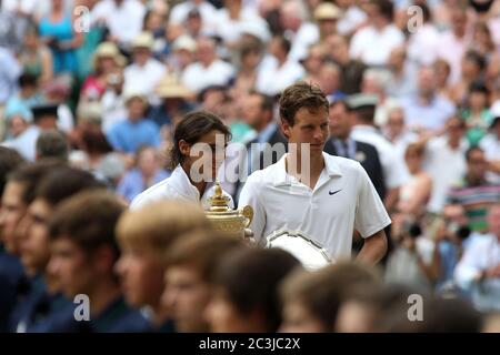 Rafael Nadal mit seiner Trophäe, nachdem er Tomas Berdych, der den zweiten Platz hält, besiegt hatte, um das Finale der Männer im Einzel in Wimbledon 2010 zu gewinnen. Stockfoto