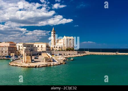 Die schöne romanische Kathedrale Basilika San Nicola Pellegrino, in Trani. Bau aus Kalkstein Tuffstein, rosa und weiß. Ein spitz zulaufes U Stockfoto