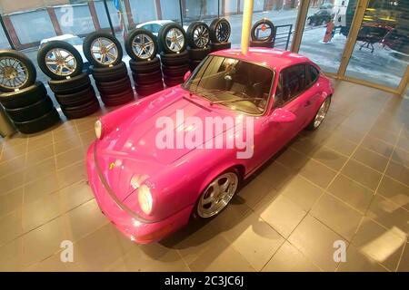 Moskau. Februar 2019. Porsche 911 carrera in Pink im Showroow des Händlerzentrums. Vorderansicht des Porsche 930. Stockfoto