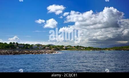 Nordmallorquinische Küste vom Mittelmeer aus gesehen. Schöne Platja de Sant Pere, Mal Pas in der Nähe von Alcúdia, Balearen, Spanien. Stockfoto