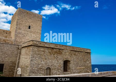 Blick auf das schwäbische Schloss Trani. Steinfestung, auf dem Meer. In Apulien, in der Nähe von Bari, Barletta, Andria. Stockfoto