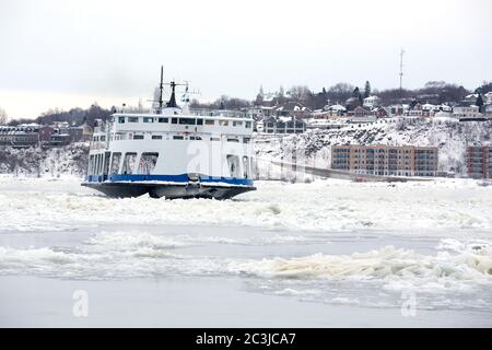 Passagierfähre überquert den gefrorenen St. Lawrence-Fluss von Levis nach Quebec City, Kanada. Entfernte Kennzeichnungen. Stockfoto