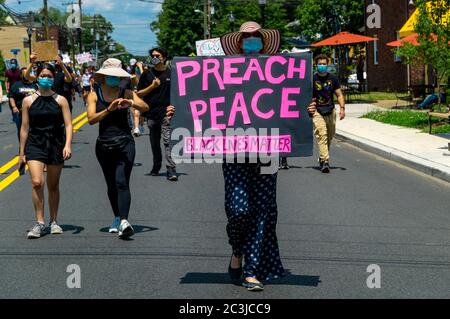 Juneteenth März Black Lives Matter Protest George Floyd - Predigen Frieden Black Lives Matter Frau hält Zeichen marschierenden rosa Buchstaben in Teaneck, NJ Stockfoto