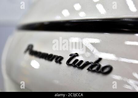 Moskau. November 2018. Porsche Panamera Emblem Logo in schwarz auf weißem schmutzigen Auto. Stockfoto