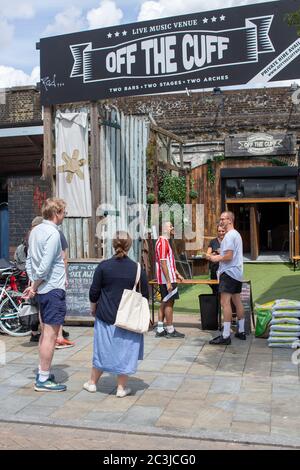 Herne Hill, London, England. Juni 2020. Ein geschäftiges Samstagnachmittag, als nicht unbedingt erforderliche Unternehmen auf der Railton Road neben der Herne Hill Station in South London wieder eröffnet werden, nachdem die britische Regierung die Sperrgesetze des Coronavirus ab Montag, dem 15. Juni, erheblich lockern konnte. (Foto von Sam Mellish / Alamy Live News Stockfoto