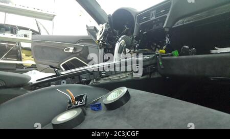 Moskau. Februar 2019. Premium-Reparatur. Demontierte Innenraum Porsche 911. Reparieren von Elektronik, Fehlerbehebung. Stockfoto
