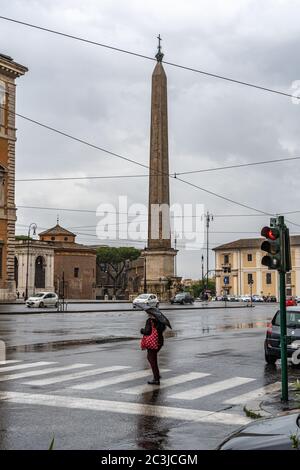 Fußgänger überqueren die Kreuzung mit der Ampel auf der Piazza San Giovanni. Rom, Latium Region, Italien, Europa Stockfoto