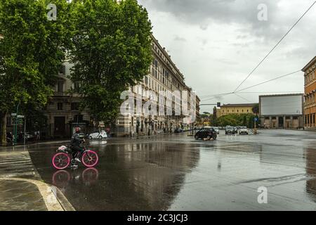 Ein Radfahrer überquert die Kreuzung mit der Ampel auf der Piazza San Giovanni. Rom, Latium Region, Italien, Europa Stockfoto