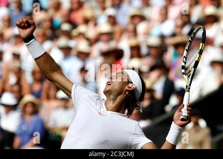 Rafael Nadal serviert während der 2010 Männer-Finale in Wimbledon gegen Tomas Berdych. Stockfoto