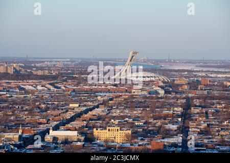 MONTREAL, KANADA - 16. JANUAR: Licht am frühen Abend auf das Olympiastadion, Montreal. Blick auf die Stadt vom Mont Royal. Am 16. Januar 2015 in Montreal Stockfoto