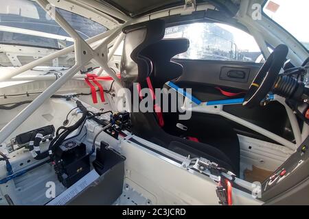 Moskau, Russland - 05. Mai 2019: Weißer Porsche 911 GT3 RS Cup auf der Straße geparkt. Super getunten und voll modifizierten Rennwagen Stockfoto