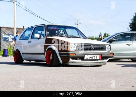 Moskau. Russland - 20. Mai 2019: Weiß getunt im Stance-Stil Volkswagen Golf mk 1. Niedriges Auto mit breiten roten Rädern auf der Straße geparkt. Kult und legendär Stockfoto