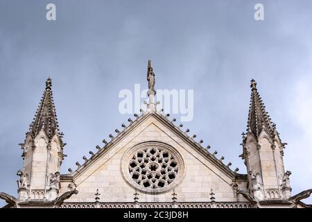 Detail der Fassade der Kathedrale St. Pierre, Poitiers, Nouvelle-Aquitaine, Frankreich Stockfoto