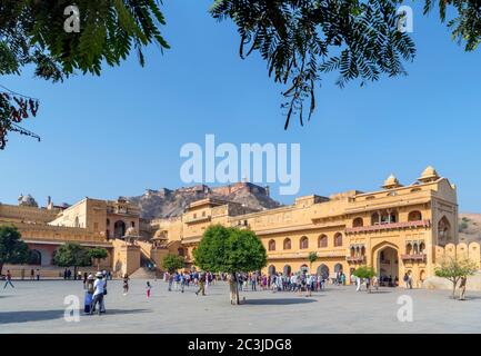 Die Jaleb Chowk (Haupthof) mit Jaigarh Fort dahinter, Amber Fort (Amer Fort), Jaipur, Rajasthan, Indien Stockfoto