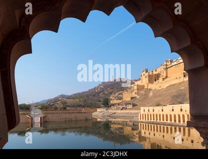 Das Amber Fort von DIL Aaram Bagh Gärten mit Jaigarh Fort hinter und Maotha See im Vordergrund, Jaipur, Rajasthan, Indien Stockfoto