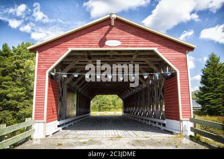 Die Pont Romain Caron, überdachte Brücke, in St. John de la Lande, Temiscouata, Provinz Quebec. Historischer Monumant aus dem Jahr 1940. Stockfoto