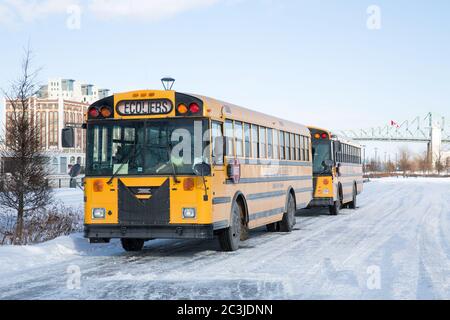 MONTREAL, KANADA - 16 JAN: Schulbusse, die im Schnee und Eis stehen, warten auf die Abholung der Schulkinder. Montreal, Kanada, am 16. Januar 2015 Stockfoto