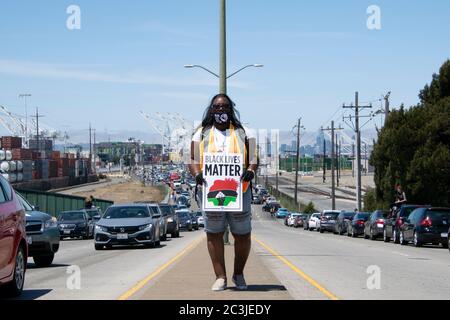 Ein Protestler trägt am 19. Juni 2020 im Hafen von Oakland ein Schild mit der Aufschrift "Black Lives Matter". Stockfoto