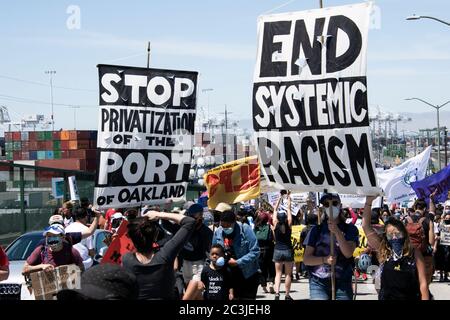 Demonstranten tragen am 19. Juni 2020 im Hafen von Oakland Zeichen gegen Rassismus und Privatisierung bei einem Protest gegen Black Lives Matter. Stockfoto