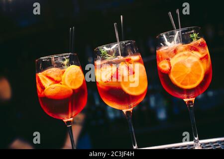 Frisch Orangensaft Sommer eiskalt moderner Cocktail mit süßen Karamellen Dekoration Scheibe Autor Drink - an der Theke . Nahaufnahme Draufsicht . Kopieren Einfügen Stockfoto