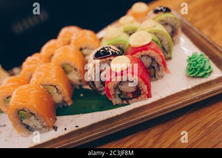 Großes Set von Sushi-Rollen warme Ebi Sake Unagi Frühling. Sortiment Philadelphia Rollgerichte aus japanischem rohem Fisch auf einem Teller in luxuriösen traditionellen Res Stockfoto