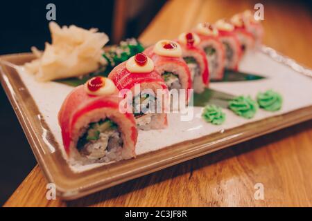 Großes Set von Sushi-Rollen warme Ebi Sake Unagi Frühling. Sortiment Philadelphia Rollgerichte aus japanischem rohem Fisch auf einem Teller in luxuriösen traditionellen Res Stockfoto