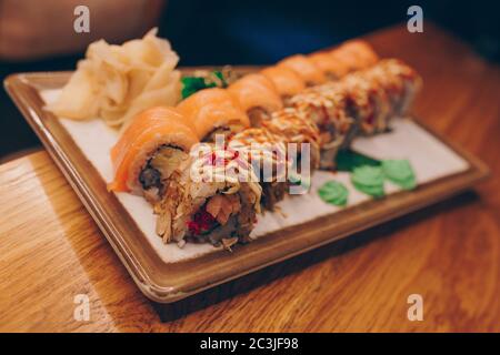 Großes Set von Sushi-Rollen warme Ebi Sake Unagi Frühling. Sortiment Philadelphia Rollgerichte aus japanischem rohem Fisch auf einem Teller in luxuriösen traditionellen Res Stockfoto