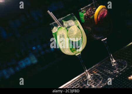 Frisch gesunder Saft Sommer eiskalt moderner Cocktail mit Fruchtdeko Scheibe Author Drink - an der Theke. Nahaufnahme Draufsicht . Kopieren Einfügen Raum d Stockfoto