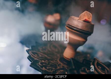 Heiße Nahaufnahme rote Kohlen mit Shisha Funken in Keramik-Schüssel für Shisha Smoking Coal für Shisha und Entspannung. Stockfoto
