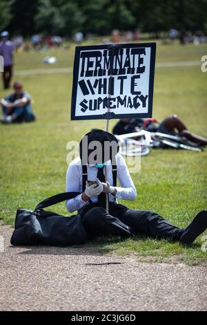 London, Großbritannien. Juni 2020. Ein friedlicher Protest der Black Lives Matter findet im Hyde Park in London statt. Ein Mann in einem Anzug und schwarzen Krawatte mit singen sagen "beenden weiße Vorherrschaft" Kredit: Carol Moir / Alamy Stockfoto