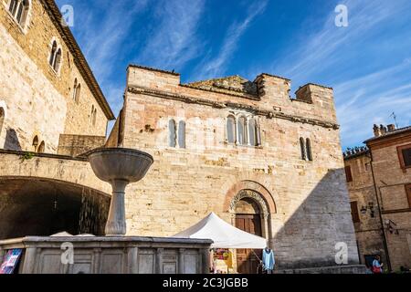 1. Juni 2019 - Bevagna, Perugia, Umbrien, Italien. Der mittelalterliche Palazzo dei Consoli im Dorf Bevagna. Mauer aus Stein und Ziegel. Die Romanische Kirche Stockfoto