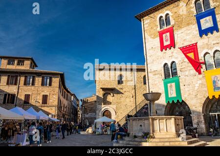 1. Juni 2019 - Perugia, Umbrien, Italien. Silvestri Platz im mittelalterlichen Dorf Bevagna, während eines lokalen Festivals. Die überfüllten Straßen. Der Markt s Stockfoto